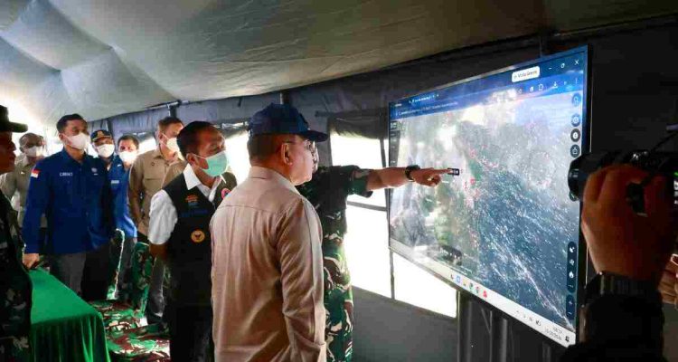 Walikota Palembang, Ratu Dewa mendampingi Menteri Koordinator Bidang Politik dan Keamanan (Menko Polkam) Republik Indonesia, Jenderal TNI (Purn.) Prof. Dr. Dudung Abdurachman meninjau posko dan lokasi Karhutla di Kecamatan Sematang Borang Palembang, Kamis (15/10/2026) pagi. Foto: Kominfo Palembang.
