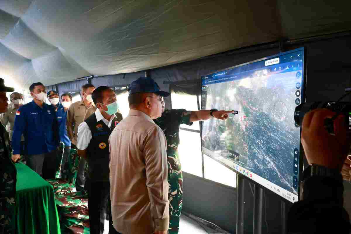 Walikota Palembang, Ratu Dewa mendampingi Menteri Koordinator Bidang Politik dan Keamanan (Menko Polkam) Republik Indonesia, Jenderal TNI (Purn.) Prof. Dr. Dudung Abdurachman meninjau posko dan lokasi Karhutla di Kecamatan Sematang Borang Palembang, Kamis (15/10/2026) pagi. Foto: Kominfo Palembang.