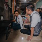 Walikota Palembang, Ratu Dewa lesehan berdialog dengan siswa di Jalan Panca Usaha, Jalan Baru, Palembang, Senin (19/10/2026). Foto: Kominfo Palembang.