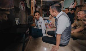 Walikota Palembang, Ratu Dewa lesehan berdialog dengan siswa di Jalan Panca Usaha, Jalan Baru, Palembang, Senin (19/10/2026). Foto: Kominfo Palembang.