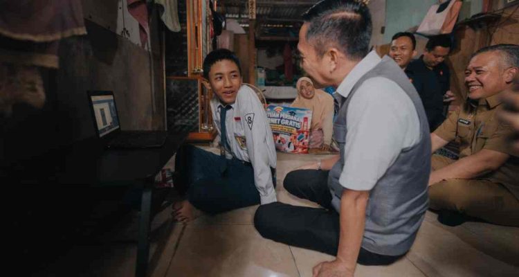 Walikota Palembang, Ratu Dewa lesehan berdialog dengan siswa di Jalan Panca Usaha, Jalan Baru, Palembang, Senin (19/10/2026). Foto: Kominfo Palembang.