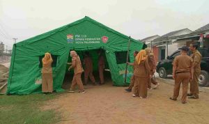 dinkes-40kb Posko Kesehatan di Perumahan Kartika Mataram, Kelurahan Talang Jambe, Palembang, yang berada tidak jauh dari lokasi karhutla. Foto: Kominfo Palembang.