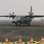 Pesawat siap take off untuk melakukan penyemaian dry ice di Bandara TNI AU Palembang, Selasa (20/10/2026) pagi. Foto: Humas Pemprov Sumsel.