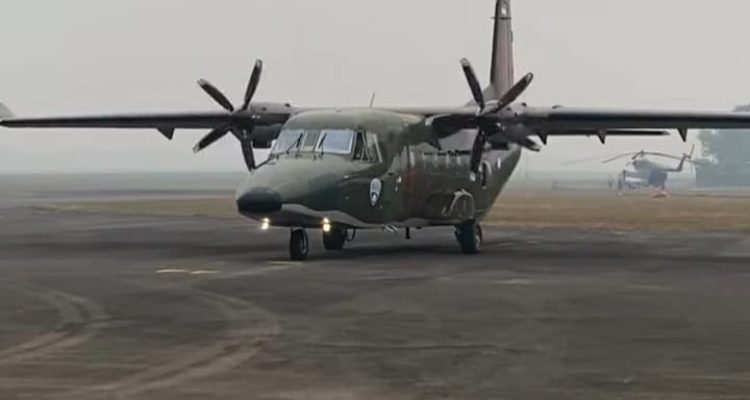 Pesawat siap take off untuk melakukan penyemaian dry ice di Bandara TNI AU Palembang, Selasa (20/10/2026) pagi. Foto: Humas Pemprov Sumsel.