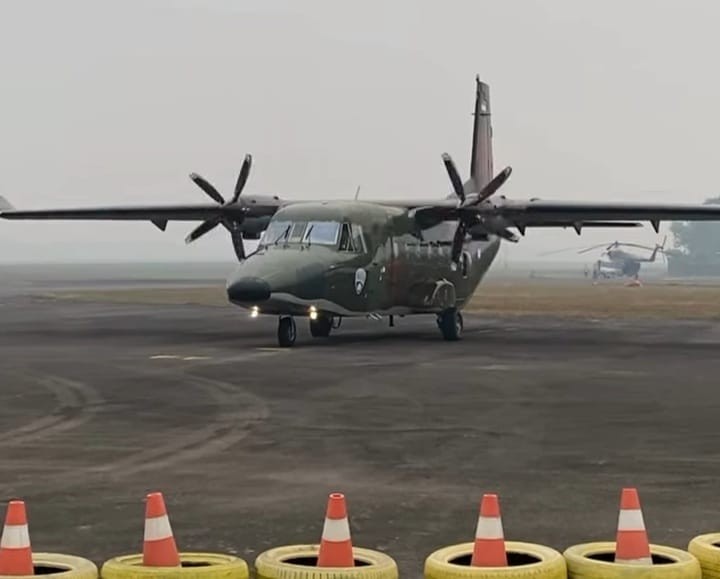 Pesawat siap take off untuk melakukan penyemaian dry ice di Bandara TNI AU Palembang, Selasa (20/10/2026) pagi. Foto: Humas Pemprov Sumsel.