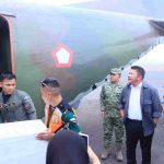 Gubernur Sumsel, Herman Deru saat meninjau pesawat yang melakukan penyemaian tdry ice di Bandara TNI AU Palembang. Foto: Humas Pemprov Sumsel.