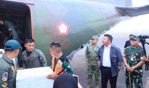 dry-40kb (3) Gubernur Sumsel, Herman Deru saat meninjau pesawat yang melakukan penyemaian tdry ice di Bandara TNI AU Palembang. Foto: Humas Pemprov Sumsel.
