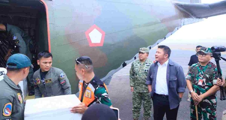 Gubernur Sumsel, Herman Deru saat meninjau pesawat yang melakukan penyemaian tdry ice di Bandara TNI AU Palembang. Foto: Humas Pemprov Sumsel.