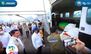 Menko Polkam, Dudung didampingi Gubernur Sumsel, Herman Deru meninjau kesiapan ujicoba teknologi dry ice di Bandara SMB II Palembang, Rabu (14/10/2026). Foto: Humas Pemprov Sumsel.