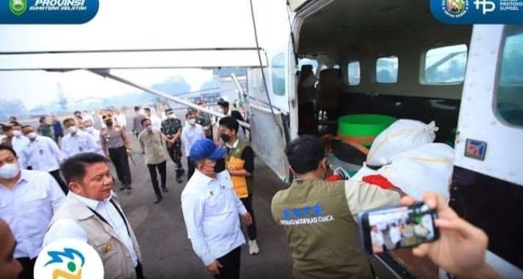 Menko Polkam, Dudung didampingi Gubernur Sumsel, Herman Deru meninjau kesiapan ujicoba teknologi dry ice di Bandara SMB II Palembang, Rabu (14/10/2026). Foto: Humas Pemprov Sumsel.