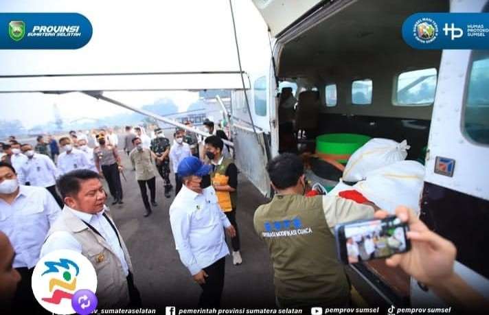 Menko Polkam, Dudung didampingi Gubernur Sumsel, Herman Deru meninjau kesiapan ujicoba teknologi dry ice di Bandara SMB II Palembang, Rabu (14/10/2026). Foto: Humas Pemprov Sumsel.
