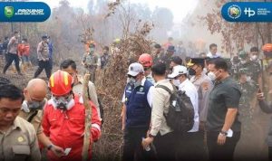 Gubernur Sumatera Selatan (Sumsel) H. Herman Deru bersama Menteri Koordinator Bidang Politik dan Keamanan (Menko Polkam) Jenderal TNI (Purn.) Dr. Dudung Abdurachman meninjau uji coba teknologi penanggulangan kebakaran hutan dan lahan (karhutla) Realiza di Jalan Taqwa Mata Merah, Karya Mulia, Kecamatan Sematang Borang, Kota Palembang, Kamis (15/10/2026). Foto: Humas Pemprov Sumsel.