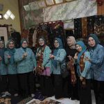 Monitoring dan Evaluasi Gelari Pelangi Kampung Mandiri Tingkat Provinsi Sumatera Selatan Tahun 2026. Kegiatan berlangsung di halaman Kantor Desa Toman, Jumat (2/10/2026), dengan dihadiri Ketua TP PKK Muba Hj Patimah Toha bersama jajaran. Foto: Kominfo Muba.