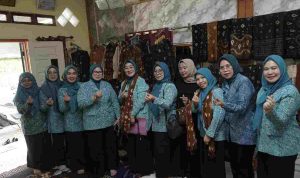 galeri-40kb Monitoring dan Evaluasi Gelari Pelangi Kampung Mandiri Tingkat Provinsi Sumatera Selatan Tahun 2026. Kegiatan berlangsung di halaman Kantor Desa Toman, Jumat (2/10/2026), dengan dihadiri Ketua TP PKK Muba Hj Patimah Toha bersama jajaran. Foto: Kominfo Muba.