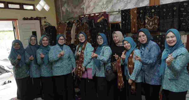 Monitoring dan Evaluasi Gelari Pelangi Kampung Mandiri Tingkat Provinsi Sumatera Selatan Tahun 2026. Kegiatan berlangsung di halaman Kantor Desa Toman, Jumat (2/10/2026), dengan dihadiri Ketua TP PKK Muba Hj Patimah Toha bersama jajaran. Foto: Kominfo Muba.