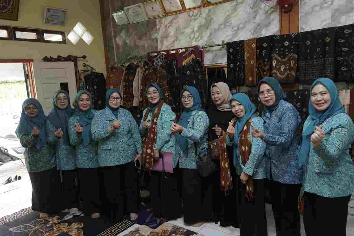 Monitoring dan Evaluasi Gelari Pelangi Kampung Mandiri Tingkat Provinsi Sumatera Selatan Tahun 2026. Kegiatan berlangsung di halaman Kantor Desa Toman, Jumat (2/10/2026), dengan dihadiri Ketua TP PKK Muba Hj Patimah Toha bersama jajaran. Foto: Kominfo Muba.