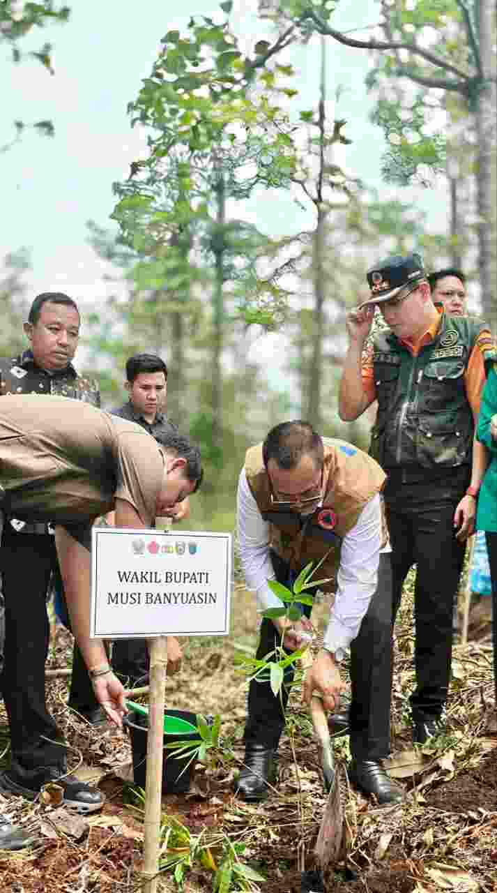 Wabup OKI, Rohman ikut penanaman demplot bambu, serta peninjauan infrastruktur pembasahan gambut di Kabupaten Ogan Komering Ilir (OKI), Jumat (30/10//2026). Foto: Kominfo Muba.