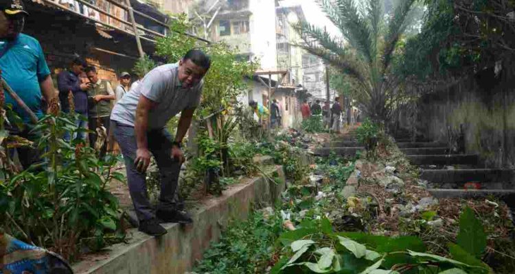 Asisten I Bidang Pemerintahan dan Kesejahteraan Rakyat Kota Palembang, Kgs. H. Sulaiman Amin memimpin pemantauan pelaksanaan kegiatan gotong royong di wilayah Kota Palembang, Jumat (2/10/2026). Foto: Kominfo Palembang.