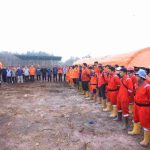Setelah bermalam di Posko Satuan Tugas (Satgas) Penanggulangan Kebakaran Hutan dan Lahan (Karhutla) di Desa Jungkal 2, Kecamatan Pampangan, Kabupaten Ogan Komering Ilir (OKI), Minggu (11/10/2026), Gubernur Sumatera Selatan Dr. H. Herman Deru didampingi Bupati OKI Muchendi Mahzareki, memimpin apel pagi Satgas Penanggulangan Karhutla, Senin (12/10/2026). Foto: Humas Pemprov Sumsel.