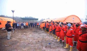 gub1-40kb Setelah bermalam di Posko Satuan Tugas (Satgas) Penanggulangan Kebakaran Hutan dan Lahan (Karhutla) di Desa Jungkal 2, Kecamatan Pampangan, Kabupaten Ogan Komering Ilir (OKI), Minggu (11/10/2026), Gubernur Sumatera Selatan Dr. H. Herman Deru didampingi Bupati OKI Muchendi Mahzareki, memimpin apel pagi Satgas Penanggulangan Karhutla, Senin (12/10/2026). Foto: Humas Pemprov Sumsel.