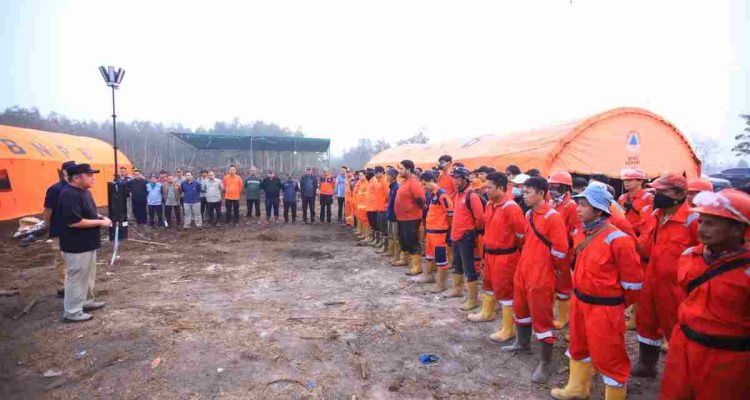 Setelah bermalam di Posko Satuan Tugas (Satgas) Penanggulangan Kebakaran Hutan dan Lahan (Karhutla) di Desa Jungkal 2, Kecamatan Pampangan, Kabupaten Ogan Komering Ilir (OKI), Minggu (11/10/2026), Gubernur Sumatera Selatan Dr. H. Herman Deru didampingi Bupati OKI Muchendi Mahzareki, memimpin apel pagi Satgas Penanggulangan Karhutla, Senin (12/10/2026). Foto: Humas Pemprov Sumsel.