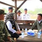 Gubernur Sumatera Selatan (Sumsel) H. Herman Deru meninjau langsung posko Satuan Tugas (Satgas) Kebakaran Hutan dan Lahan (Karhutla) di Desa Gumay Kecamatan Gelumbang Kabupaten Muaraenim, Rabu (21/10/2026). Foto: Humas Pemprov Sumsel.