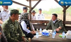 gumay-40kb Gubernur Sumatera Selatan (Sumsel) H. Herman Deru meninjau langsung posko Satuan Tugas (Satgas) Kebakaran Hutan dan Lahan (Karhutla) di Desa Gumay Kecamatan Gelumbang Kabupaten Muaraenim, Rabu (21/10/2026). Foto: Humas Pemprov Sumsel.