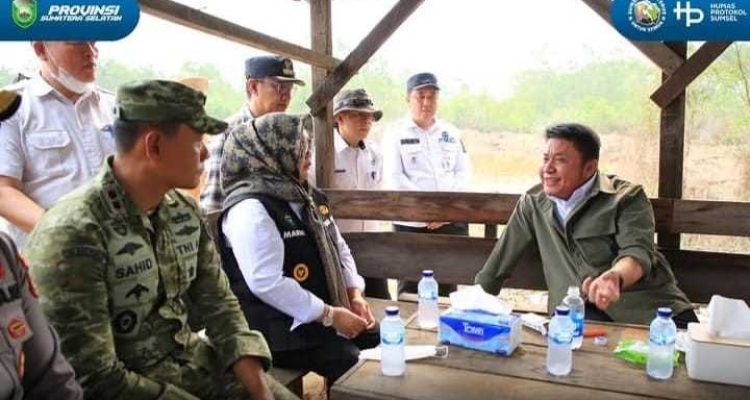 Gubernur Sumatera Selatan (Sumsel) H. Herman Deru meninjau langsung posko Satuan Tugas (Satgas) Kebakaran Hutan dan Lahan (Karhutla) di Desa Gumay Kecamatan Gelumbang Kabupaten Muaraenim, Rabu (21/10/2026). Foto: Humas Pemprov Sumsel.
