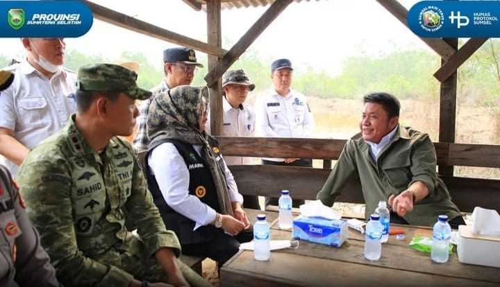Gubernur Sumatera Selatan (Sumsel) H. Herman Deru meninjau langsung posko Satuan Tugas (Satgas) Kebakaran Hutan dan Lahan (Karhutla) di Desa Gumay Kecamatan Gelumbang Kabupaten Muaraenim, Rabu (21/10/2026). Foto: Humas Pemprov Sumsel.