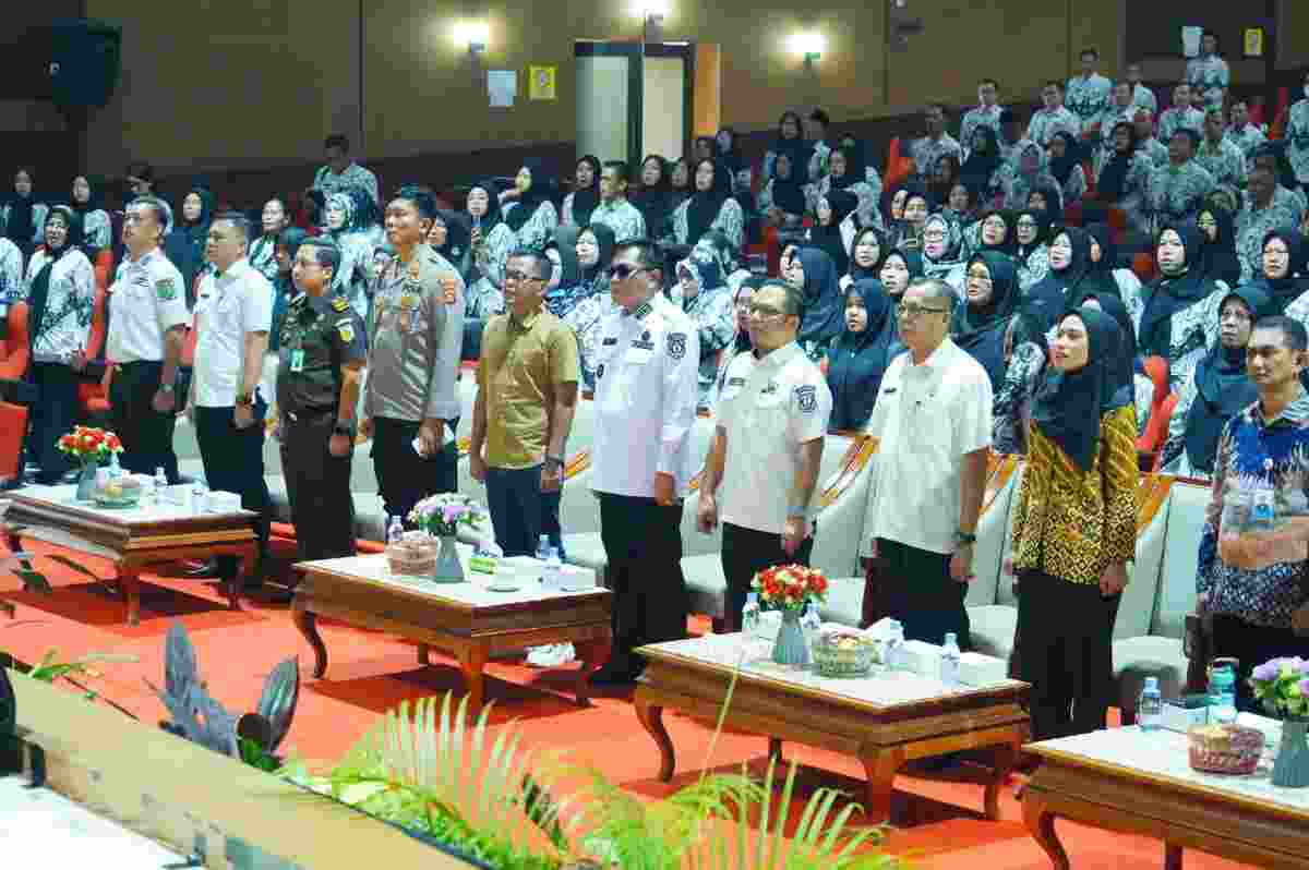 Bupati Musi Banyuasin, HM Toha Tohet, SH saat membuka Workshop Guru se-Kabupaten Musi Banyuasin Tahun 2026 bertema “Guru Adaptif, Pembelajaran Kreatif; Menjawab Tantangan Pendidikan di Era Digital” di Opproom Pemkab Muba, Rabu (7/10/2026). Foto: Kominfo Muba.