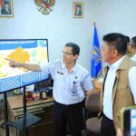 Gubernur Sumsel, Herman Deru mendengarkan penjelasan pihak Badan Meteorologi, Klimatologi, dan Geofisika (BMKG) melalui Stasiun Klimatologi Sumatera Selatan. Foto: Humas Pemprov Sumsel.