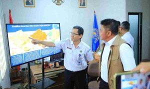 hujan-40kb (2) Gubernur Sumsel, Herman Deru mendengarkan penjelasan pihak Badan Meteorologi, Klimatologi, dan Geofisika (BMKG) melalui Stasiun Klimatologi Sumatera Selatan. Foto: Humas Pemprov Sumsel.