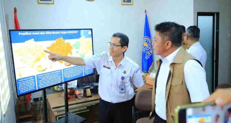 Gubernur Sumsel, Herman Deru mendengarkan penjelasan pihak Badan Meteorologi, Klimatologi, dan Geofisika (BMKG) melalui Stasiun Klimatologi Sumatera Selatan. Foto: Humas Pemprov Sumsel.