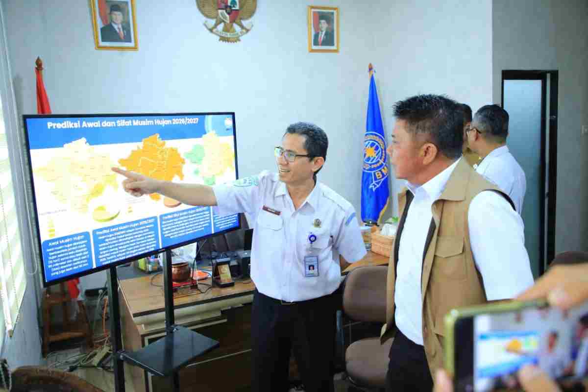 Gubernur Sumsel, Herman Deru mendengarkan penjelasan pihak Badan Meteorologi, Klimatologi, dan Geofisika (BMKG) melalui Stasiun Klimatologi Sumatera Selatan. Foto: Humas Pemprov Sumsel.