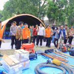 Gubernur Sumatera Selatan (Sumsel) Dr. H. Herman Deru meninjau Posko Satuan Tugas (Satgas) Penanganan Kebakaran Hutan dan Lahan (Karhutla) di kantor Camat Belitang, Kabupaten Ogan Komering Ulu (OKU) Timur, Sabtu (10/10/2026). Foto: Humas Pemprov Sumsel.