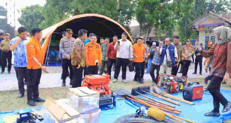Gubernur Sumatera Selatan (Sumsel) Dr. H. Herman Deru meninjau Posko Satuan Tugas (Satgas) Penanganan Kebakaran Hutan dan Lahan (Karhutla) di kantor Camat Belitang, Kabupaten Ogan Komering Ulu (OKU) Timur, Sabtu (10/10/2026). Foto: Humas Pemprov Sumsel.