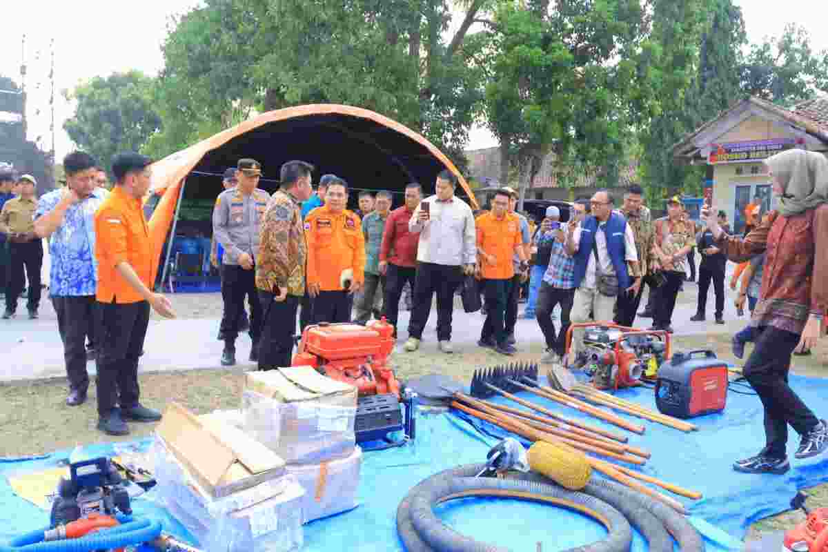 Gubernur Sumatera Selatan (Sumsel) Dr. H. Herman Deru meninjau Posko Satuan Tugas (Satgas) Penanganan Kebakaran Hutan dan Lahan (Karhutla) di kantor Camat Belitang, Kabupaten Ogan Komering Ulu (OKU) Timur, Sabtu (10/10/2026). Foto: Humas Pemprov Sumsel.