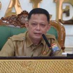 Asisten II Bidang Perekonomian dan Pembangunan Sekretariat Daerah Kota Palembang, Ir. Ar. H.K.M. Isnaini Madani, MT membuka Rapat Koordinasi (Rakor) terkait sertifikasi halal dan higiene sanitasi bagi pelaku usaha di Kota Palembang. Kegiatan tersebut berlangsung di Ruang Parameswara, Senin (12/10/2026). Foto: Kominfo Palembang.
