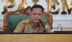 isnaini-40kb Asisten II Bidang Perekonomian dan Pembangunan Sekretariat Daerah Kota Palembang, Ir. Ar. H.K.M. Isnaini Madani, MT membuka Rapat Koordinasi (Rakor) terkait sertifikasi halal dan higiene sanitasi bagi pelaku usaha di Kota Palembang. Kegiatan tersebut berlangsung di Ruang Parameswara, Senin (12/10/2026). Foto: Kominfo Palembang.