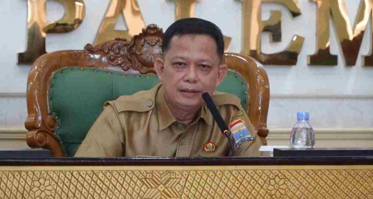 Asisten II Bidang Perekonomian dan Pembangunan Sekretariat Daerah Kota Palembang, Ir. Ar. H.K.M. Isnaini Madani, MT membuka Rapat Koordinasi (Rakor) terkait sertifikasi halal dan higiene sanitasi bagi pelaku usaha di Kota Palembang. Kegiatan tersebut berlangsung di Ruang Parameswara, Senin (12/10/2026). Foto: Kominfo Palembang.