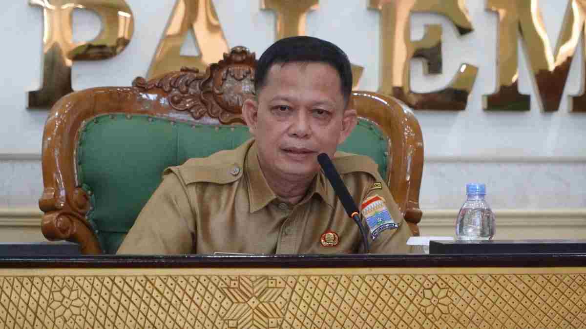 Asisten II Bidang Perekonomian dan Pembangunan Sekretariat Daerah Kota Palembang, Ir. Ar. H.K.M. Isnaini Madani, MT membuka Rapat Koordinasi (Rakor) terkait sertifikasi halal dan higiene sanitasi bagi pelaku usaha di Kota Palembang. Kegiatan tersebut berlangsung di Ruang Parameswara, Senin (12/10/2026). Foto: Kominfo Palembang.