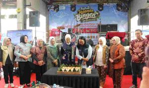 Di tengah gempuran tren makanan modern dan kekinian, aroma manis dan rindu masa lalu disuguhkan lewat gelaran Festival Jajanan Bingen 2026 di OPI Mall, Palembang, Sabtu (31/10/2026). Tampak hadir Ketua TP PKK Sumsel Febrita Lustia Herman Deru dan Ketua TP PKK Kota Palembang, Dewi Sastrani Ratu Dewa. Foto: Kominfo Palembang.