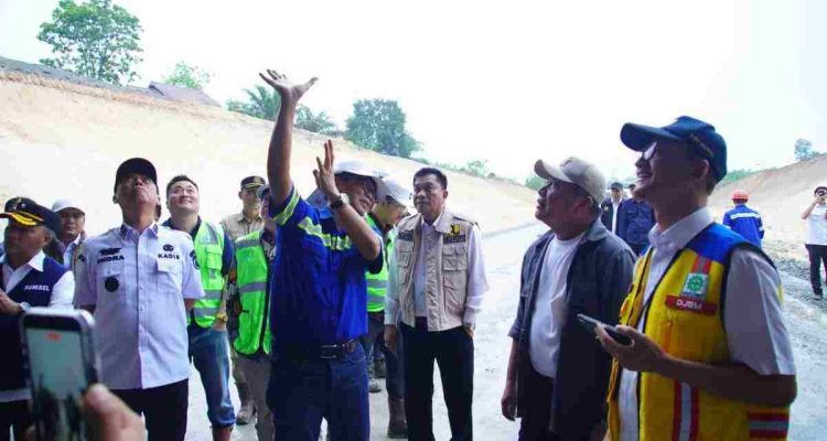 Gubernur Sumatera Selatan, Dr. H. Herman Deru didampingi Bupati Muba HM Toha secara resmi meresmikan penggunaan jalan khusus angkutan batubara yang dikelola PT Marga Bara Jaya (MBJ) di Kecamatan Bayung Lencir, Rabu (28/10/2026). Foto: Kominfo Muba.