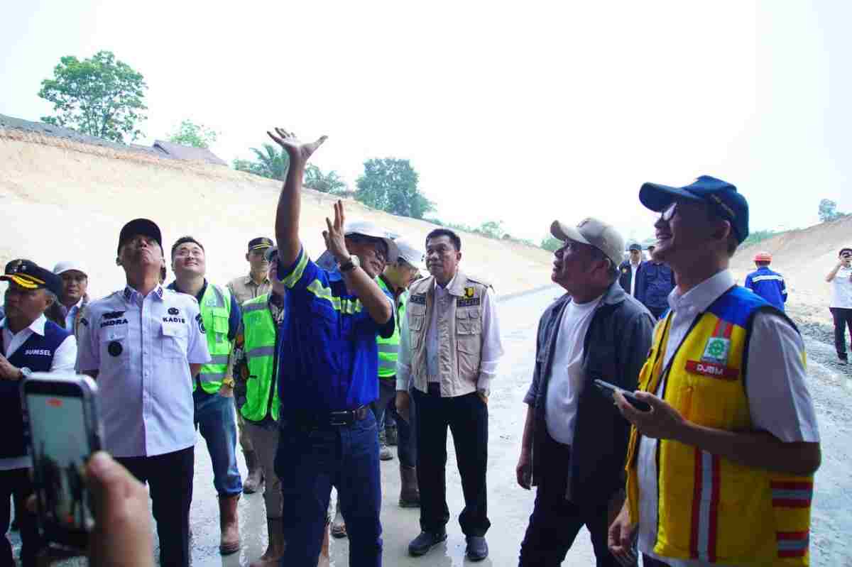 Gubernur Sumatera Selatan, Dr. H. Herman Deru didampingi Bupati Muba HM Toha secara resmi meresmikan penggunaan jalan khusus angkutan batubara yang dikelola PT Marga Bara Jaya (MBJ) di Kecamatan Bayung Lencir, Rabu (28/10/2026). Foto: Kominfo Muba.