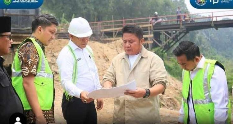 Gubernur Sumatera Selatan (Sumsel), H. Herman Deru melakukan groundbreaking pembangunan Jembatan Air Arisan Mendang di Desa Penyandingan, Kecamatan Sungai Pinang, Kabupaten Ogan Ilir, Kamis (1/10/2026). Foto: Humas Pemprov Sumsel.