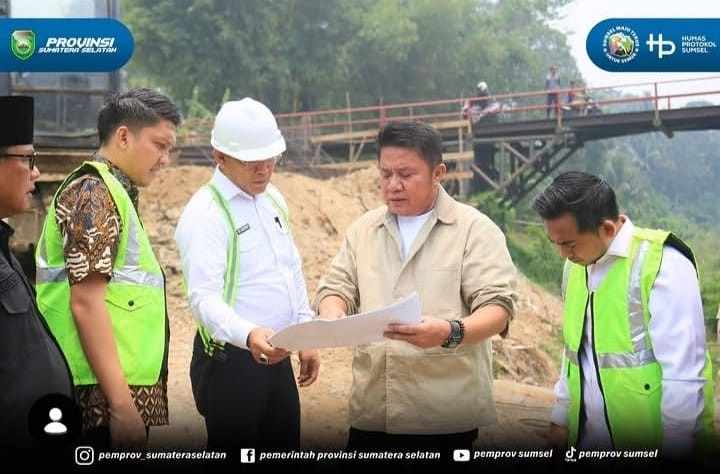 Gubernur Sumatera Selatan (Sumsel), H. Herman Deru melakukan groundbreaking pembangunan Jembatan Air Arisan Mendang di Desa Penyandingan, Kecamatan Sungai Pinang, Kabupaten Ogan Ilir, Kamis (1/10/2026). Foto: Humas Pemprov Sumsel.