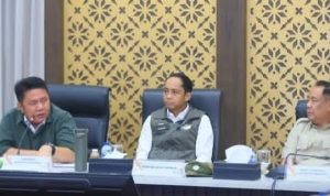 Menteri Kehutanan Raja Juli Antoni di Griya Agung Palembang bersama Gubernur Sumsel Herman Deru dan Wagub Cik Ujang saat rapat di Griya Agung, Palembang, Senin (26/10/2026), Foto: Humas Pemprov Sumsel.
