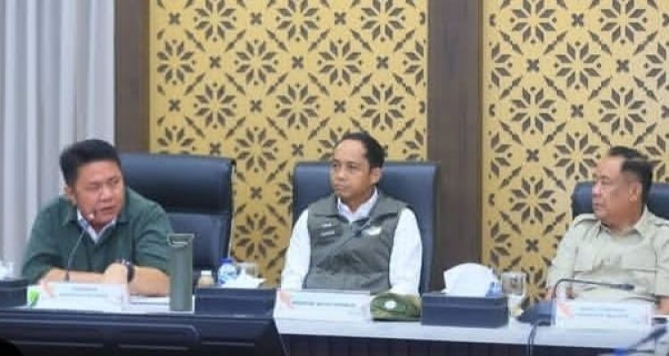Menteri Kehutanan Raja Juli Antoni di Griya Agung Palembang bersama Gubernur Sumsel Herman Deru dan Wagub Cik Ujang saat rapat di Griya Agung, Palembang, Senin (26/10/2026), Foto: Humas Pemprov Sumsel.