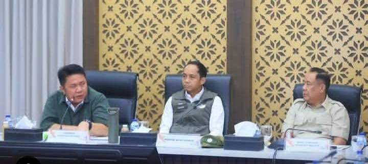 Menteri Kehutanan Raja Juli Antoni di Griya Agung Palembang bersama Gubernur Sumsel Herman Deru dan Wagub Cik Ujang saat rapat di Griya Agung, Palembang, Senin (26/10/2026), Foto: Humas Pemprov Sumsel.