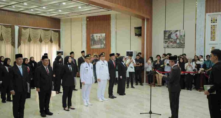 Walikota Palembang, Ratu Dewa mengambil sumpah jabatan sejumlah pejabat baru di lingkungan Pemkot Palembang, Jumat (30/10/2026). Foto: Kominfo Palembang.